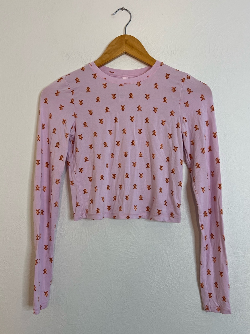 SKIMS Cropped Pink Long-Sleeve Cropped Patterned Tee with Gingerbread Men size S